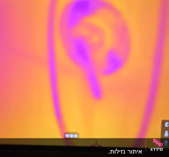 תמונה תרמית של צג מכשיר עם צבעים חמים